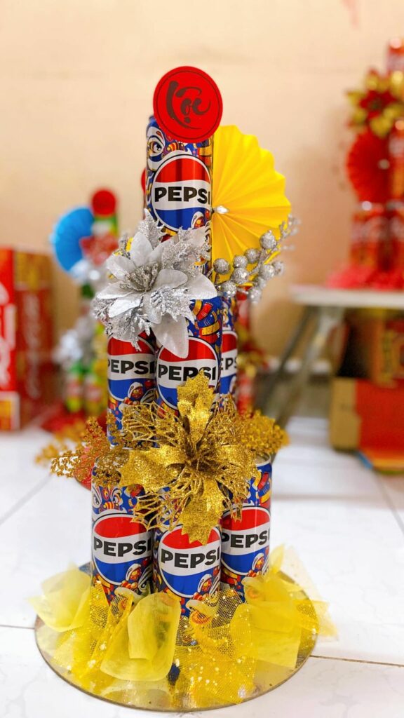 Tháp nước ngọt trang trí bằng lon Pepsi và nhiều loại phụ kiện lấp lánh