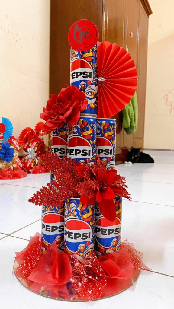 Tháp nước ngọt Pepsi kết hợp với phụ kiện màu đỏ