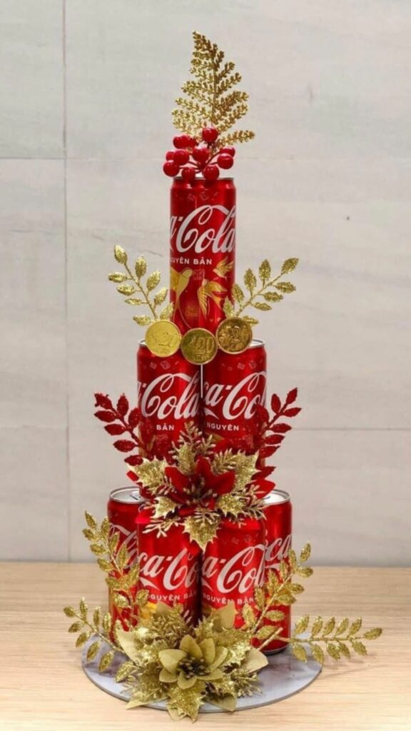 Tháp nước ngọt Coca Cola và phụ kiện hoa giả