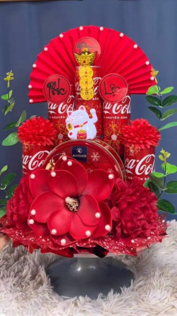 Tháp nước ngọt Coca tone đỏ rực rỡ và may mắn