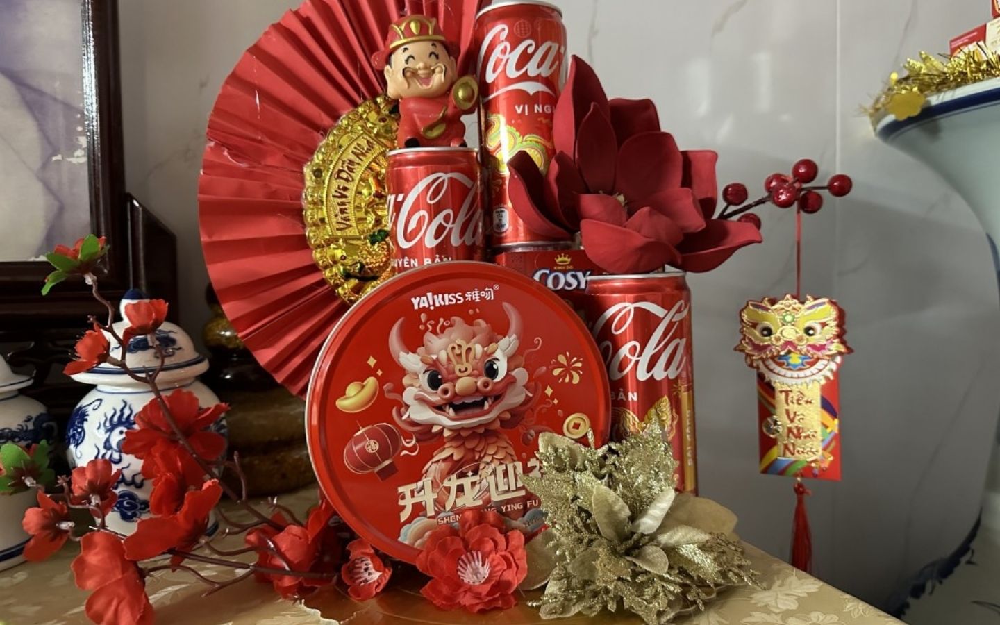 Tháp nước ngọt tone đỏ may mắn