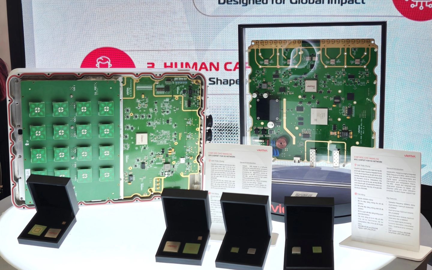 Viettel đào tạo kỹ sư cho nhà máy chip bán dẫn đầu tiên 1 Các mẫu chip Viettel trưng bày tại Semi Expo 2025