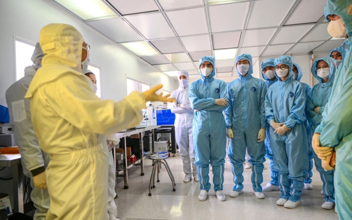 Viettel đào tạo kỹ sư cho nhà máy chip bán dẫn đầu tiên 2 Kỹ sư Viettel thực hành tại khu nghiên cứu bán dẫn của ĐH Khoa học Tự nhiên