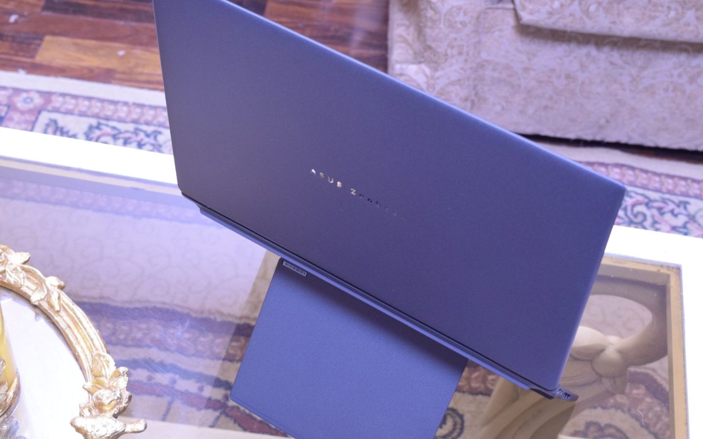 Chiếc laptop này có thể hoạt động hơn 30 giờ khi tắt màn hình thứ hai