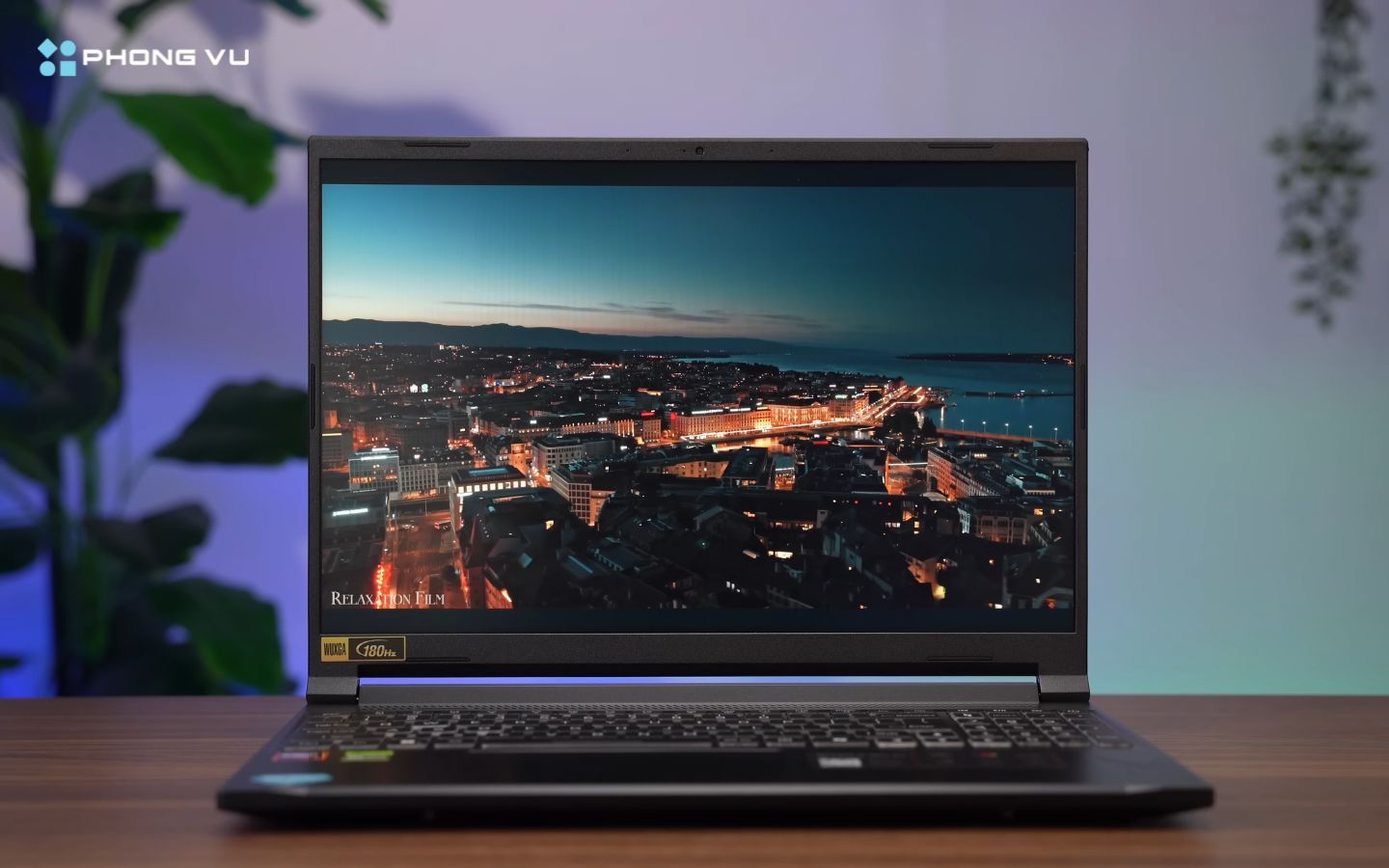 Màn hình 16 inch tỉ lệ 16:10 với độ phân giải Full HD+ tần số quét lên đến 180Hz
