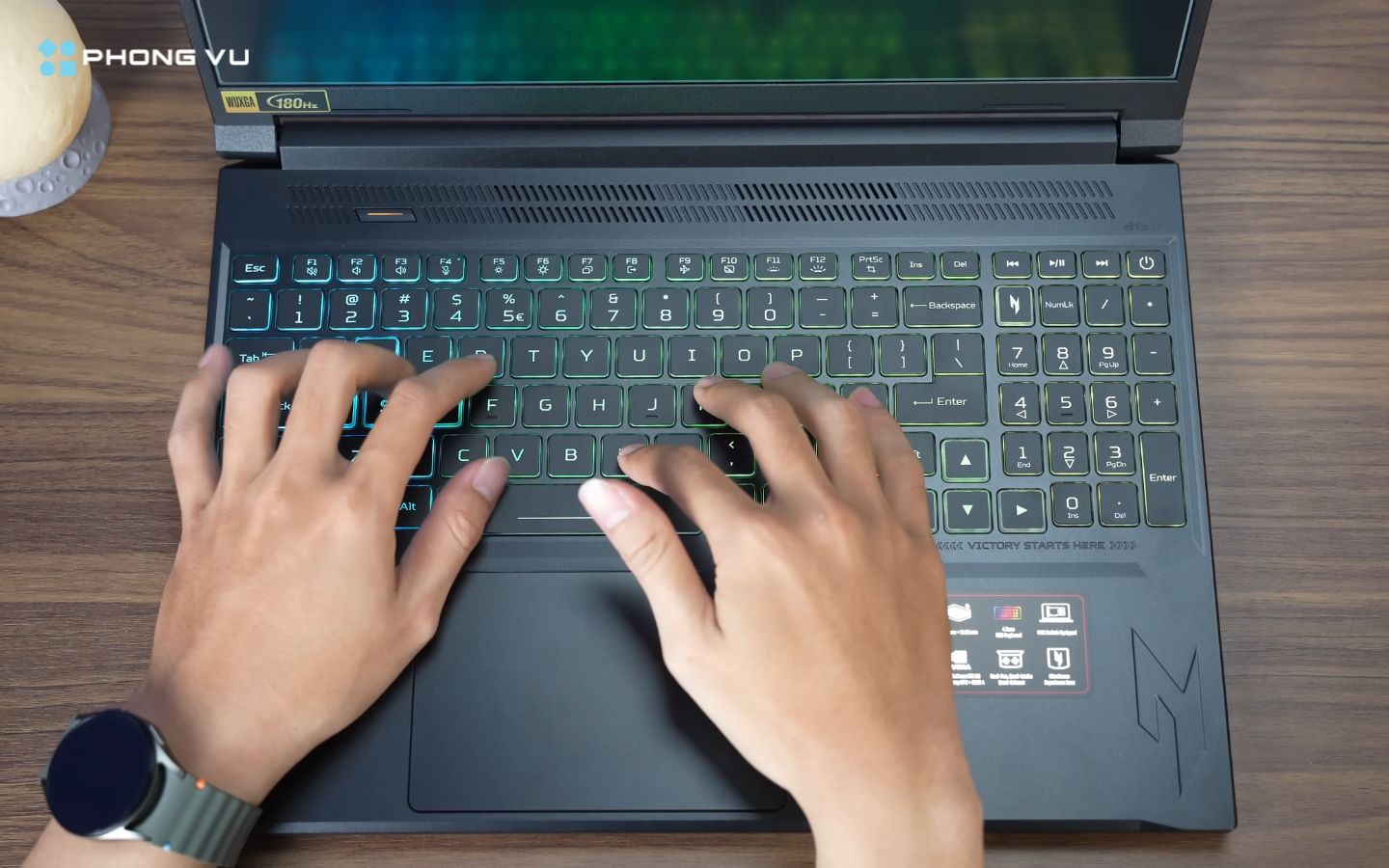 Bàn phím full size với cụm phím số bên phải được trang bị đèn nền RGB 4 vùng kèm touchpad lớn