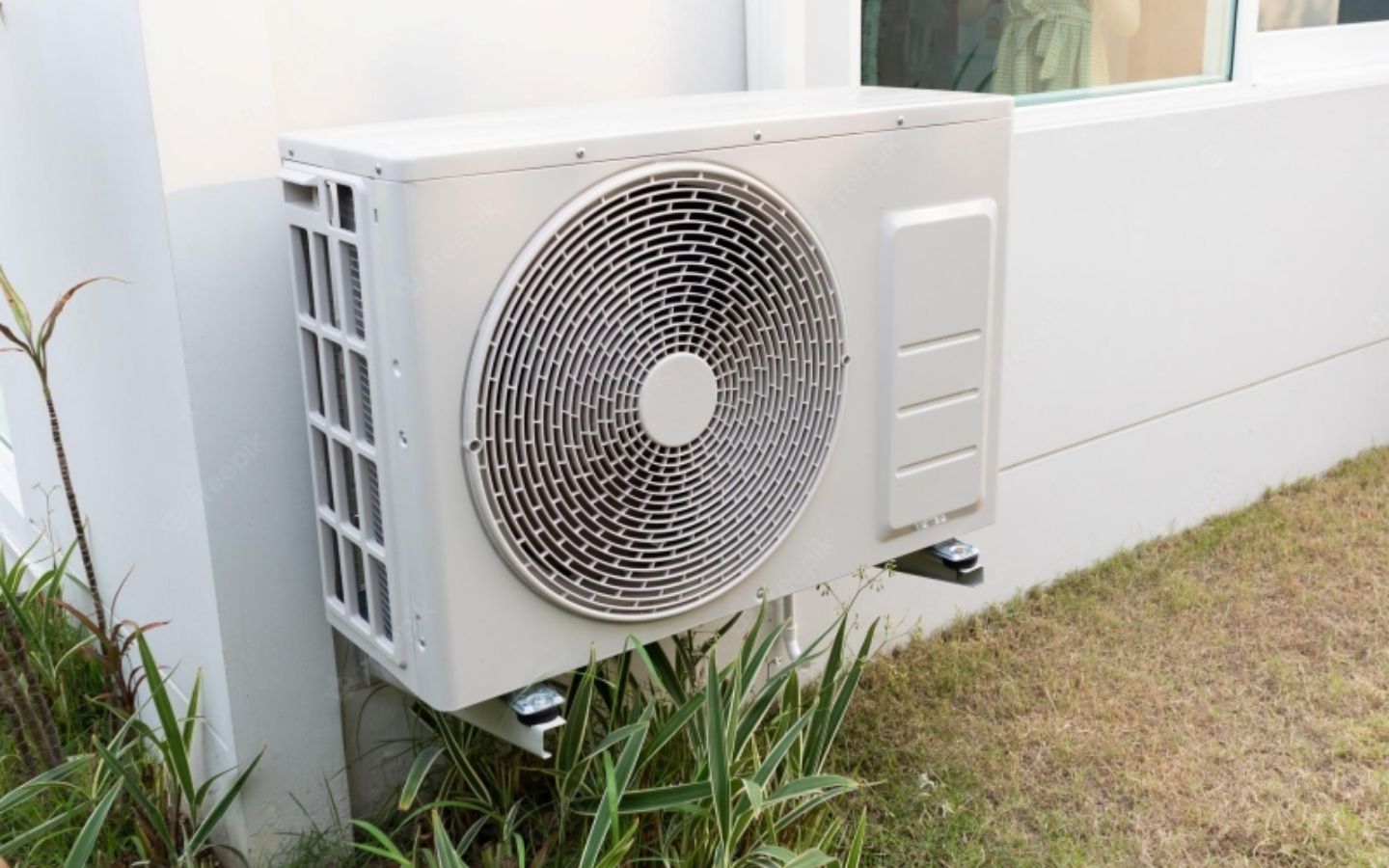 Dàn nóng của máy lạnh gặp trục trặc cũng có thể gây ra máy lạnh không lạnh (Nguồn: Internet)