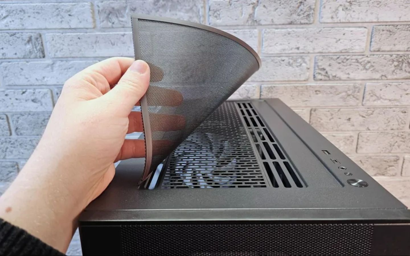 Những cách đơn giản giúp PC bền bỉ giữa cơn bão giá linh kiện 3 Đừng quên vệ sinh định kỳ các bộ lọc bụi và quạt bên trong PC
