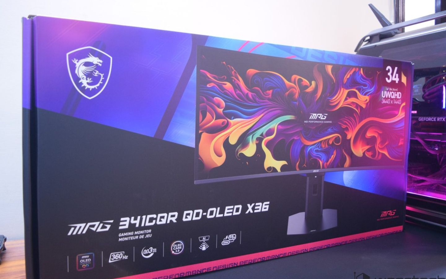 MSI MPG 341CQR X36 QD-OLED được đóng gói cẩn thận trong một hộp lớn