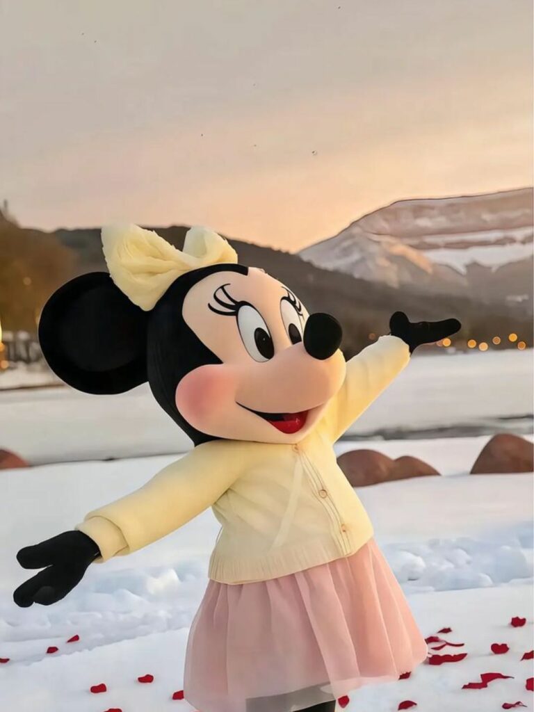 Minnie dang tay giữa khung cảnh tuyết núi hoàng hôn
