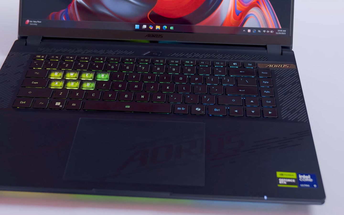 Bàn phím rút gọn đặc trưng của dòng Aorus trông khá đẹp, cân đối