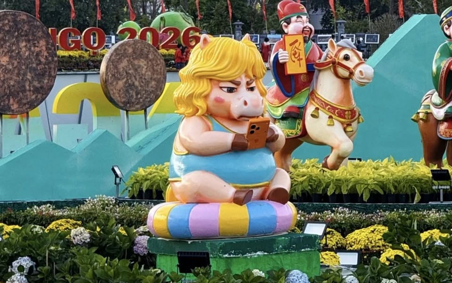 Hình tượng chú ngựa "mặt cộc" cầm điện thoại