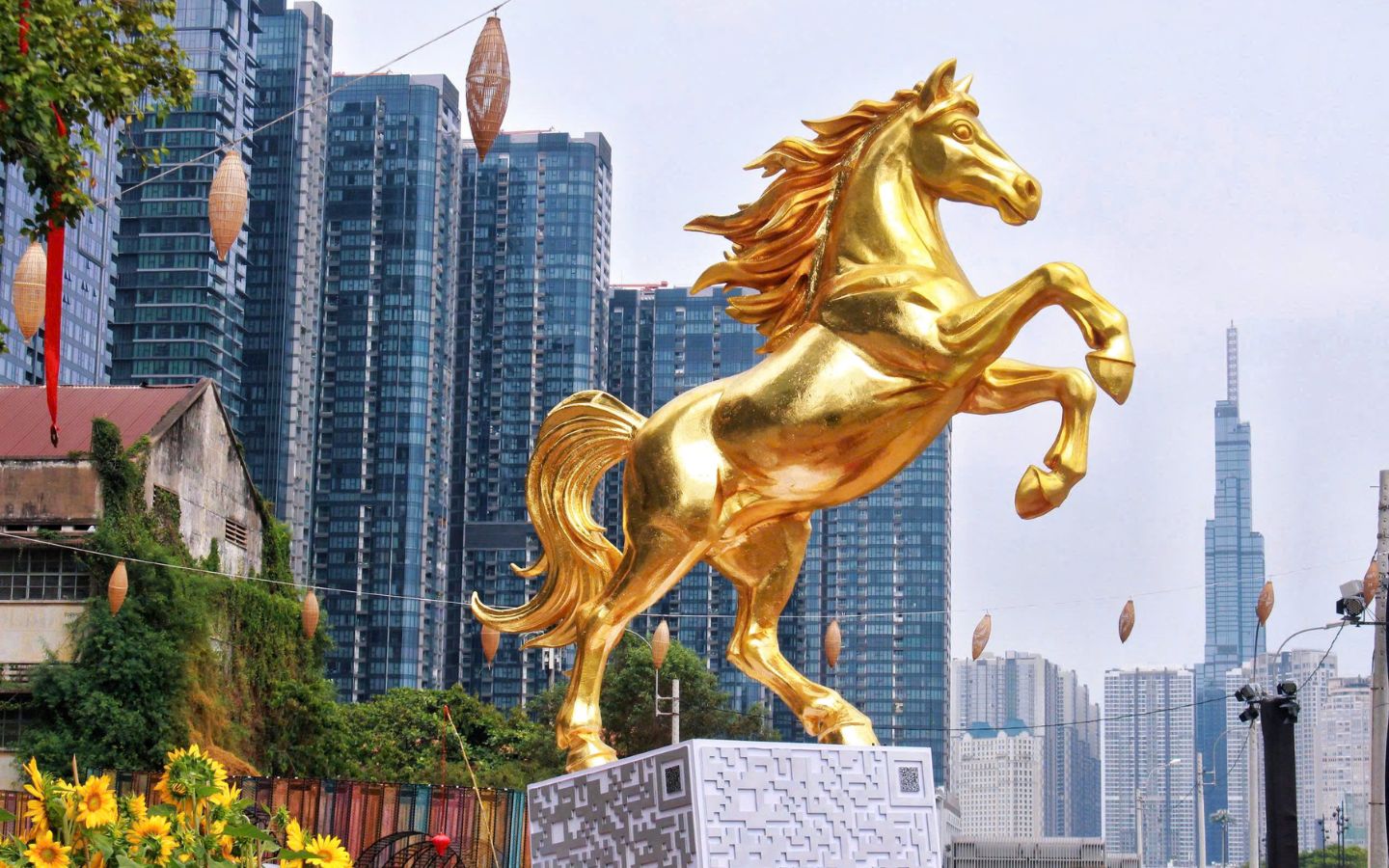 Linh vật ngựa được ứng dụng công nghệ trình chiếu mapping, tạo hiệu ứng hiển thị hai phiên bản ngày - đêm