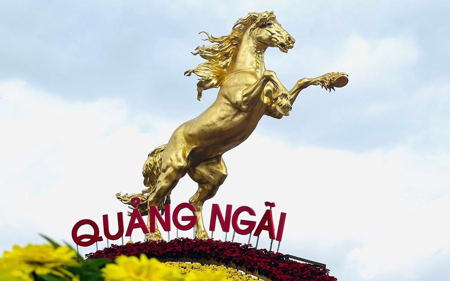 Linh vật ngựa vàng Quảng Ngãi 'phi nước đại' ra biển