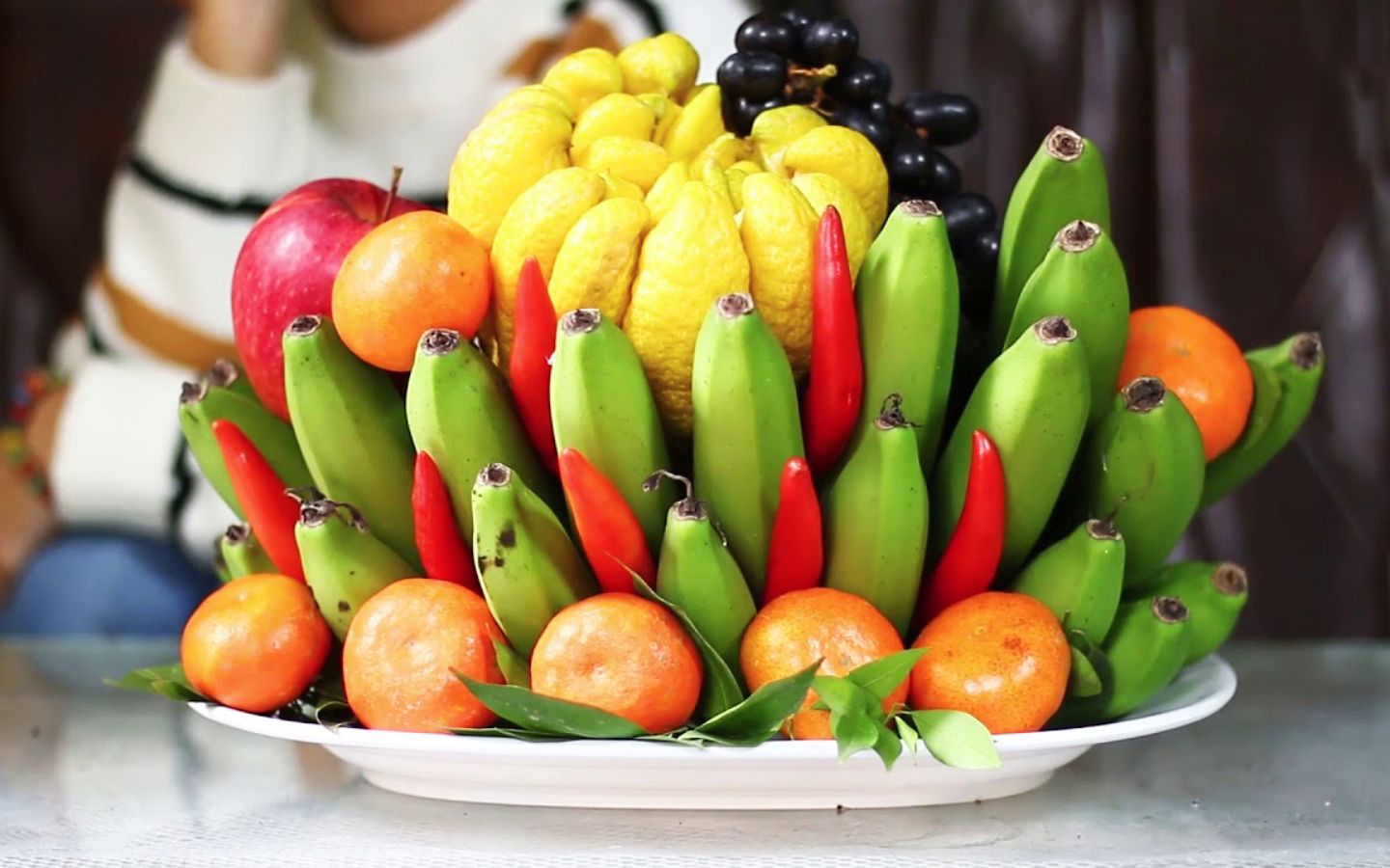 Mâm ngũ quả ngày Tết gồm những gì? Ý nghĩa và cách bày đẹp 1 Mâm ngũ quả ngày Tết thường là sự kết hợp của nhiều loại trái cây như mãng cầu, dừa, đu đủ, xoài, sung hoặc chuối, bưởi, phật thủ