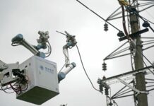 Robot Trung Quốc lần đầu sửa điện trực tiếp trên đường dây 10 kV Robot Trung Quốc lần đầu sửa điện trực tiếp trên đường dây 10 kV