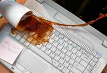 Màn hình laptop bị vô nước phải làm sao? 7 bước xử lý máy kịp thời