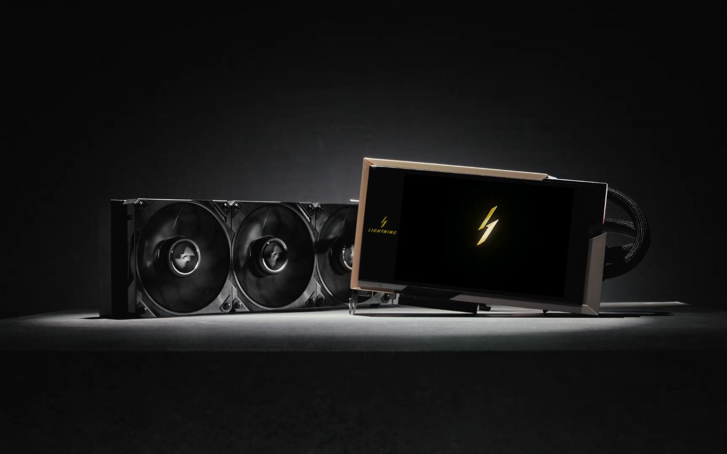 Đánh giá MSI GeForce RTX 5090 Lightning Z: Siêu phẩm card màn hình tiêu thụ điện đến 1000W 2 Bo mạch tùy chỉnh được cấu tạo với lớp đồng dày 3oz, kết hợp hệ thống cấp nguồn VRM lên tới 40-phase