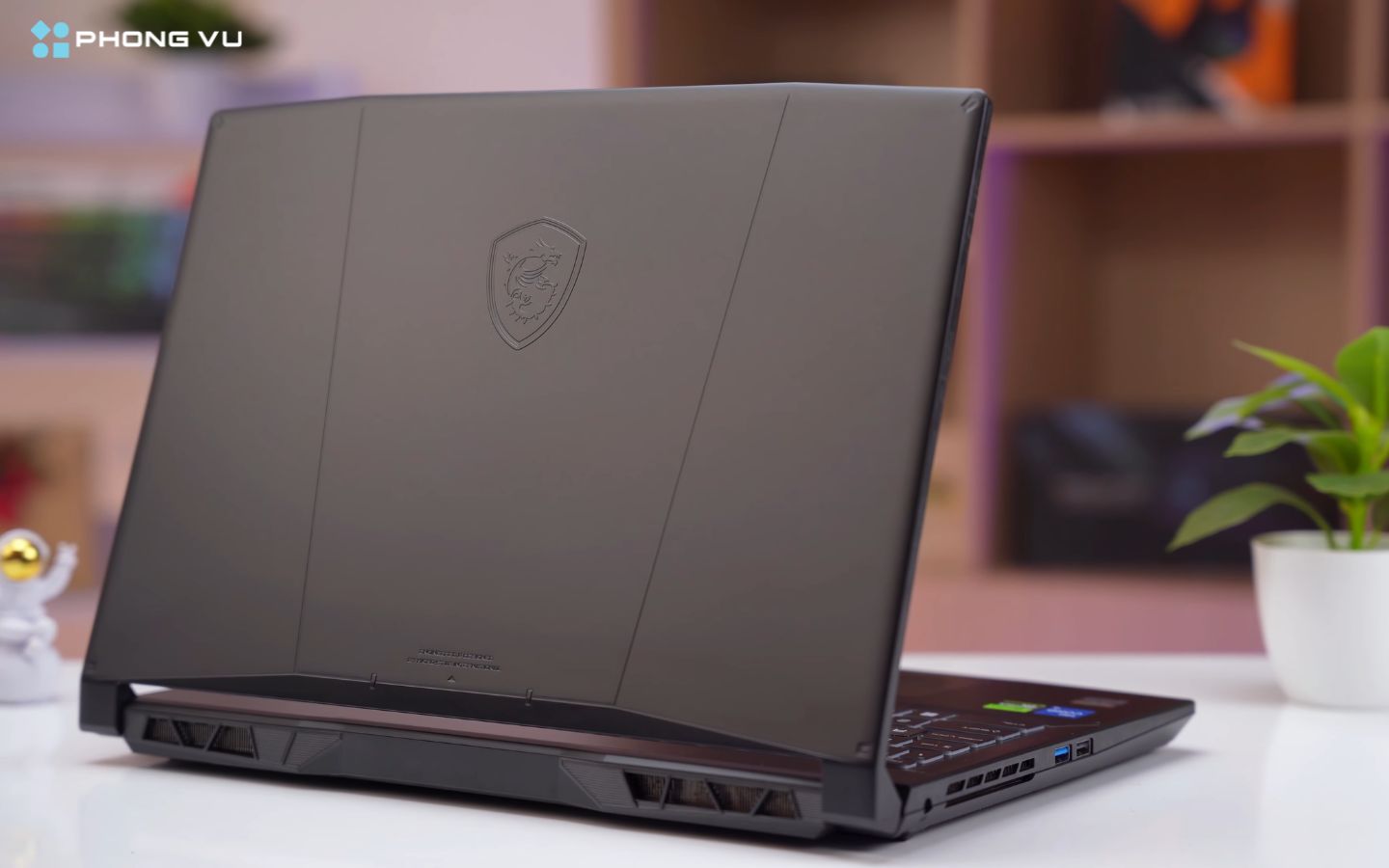 Laptop MSI Katana 15 B13UDXK-2410VN sở hữu ngoại hình vỏ nhựa đen nhám