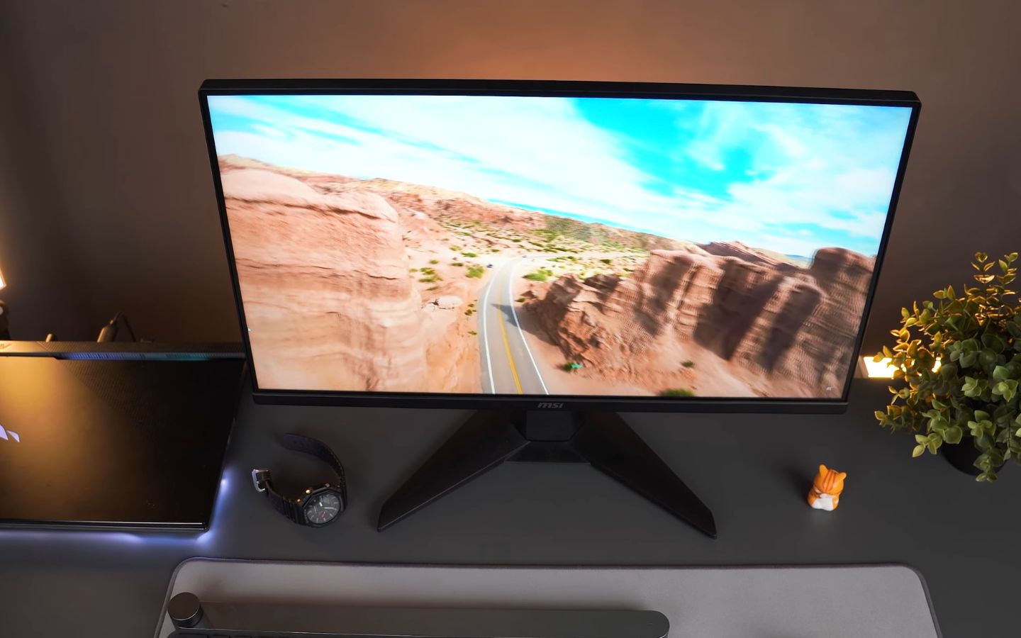 Đánh giá màn hình MSI G255F: Màn hình gaming 180Hz đáng mua dưới 3 triệu đồng 7 Điểm yếu nhất nằm ở phần chân đế: dù thiết kế hình chữ V khá chắc chắn nhưng dễ bị lung lay khi tác động mạnh