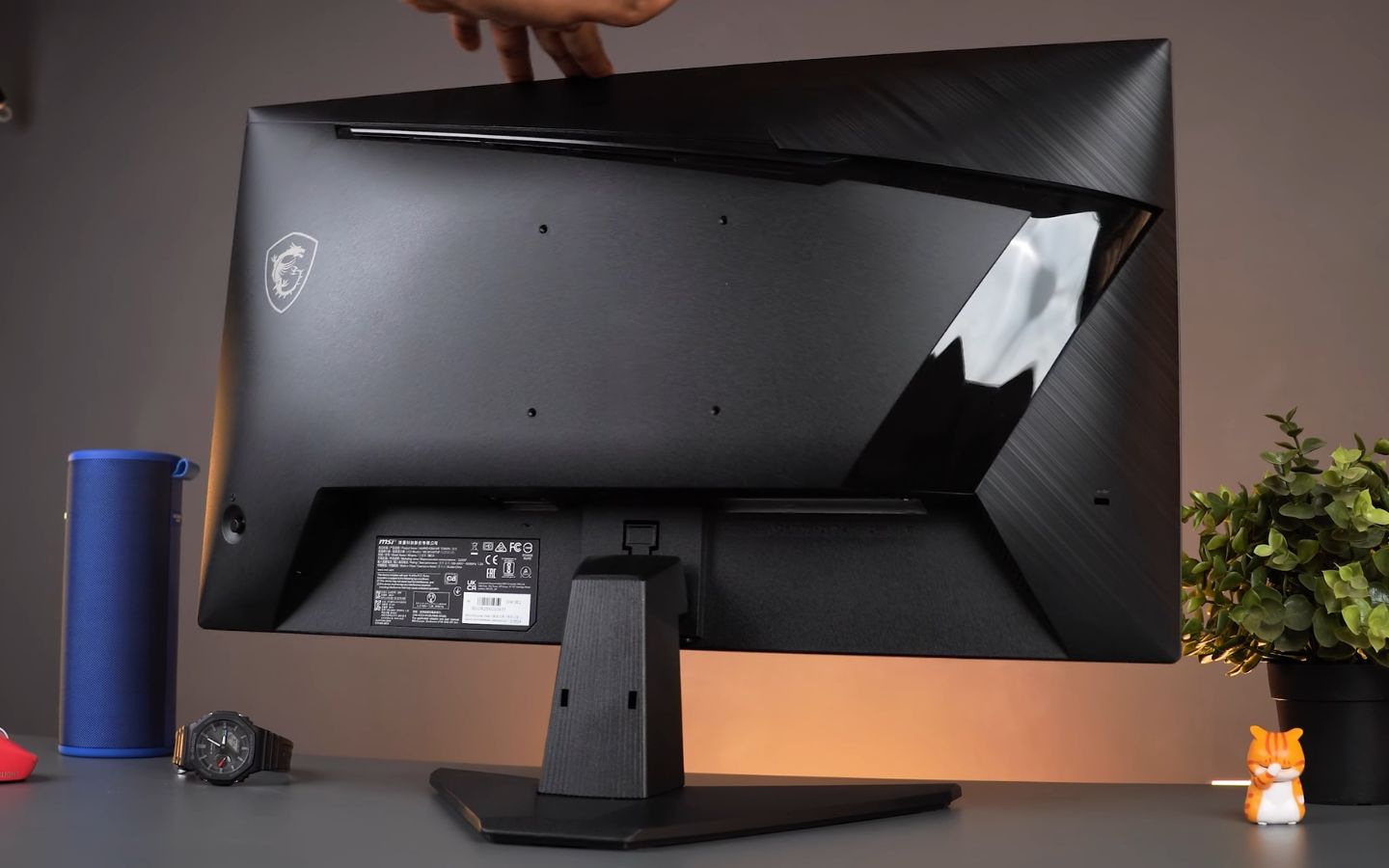 Đánh giá màn hình MSI G255F: Màn hình gaming 180Hz đáng mua dưới 3 triệu đồng 2 Mặt sau được xử lý khá tinh tế, kết hợp giữa nhựa nhám và nhựa bóng