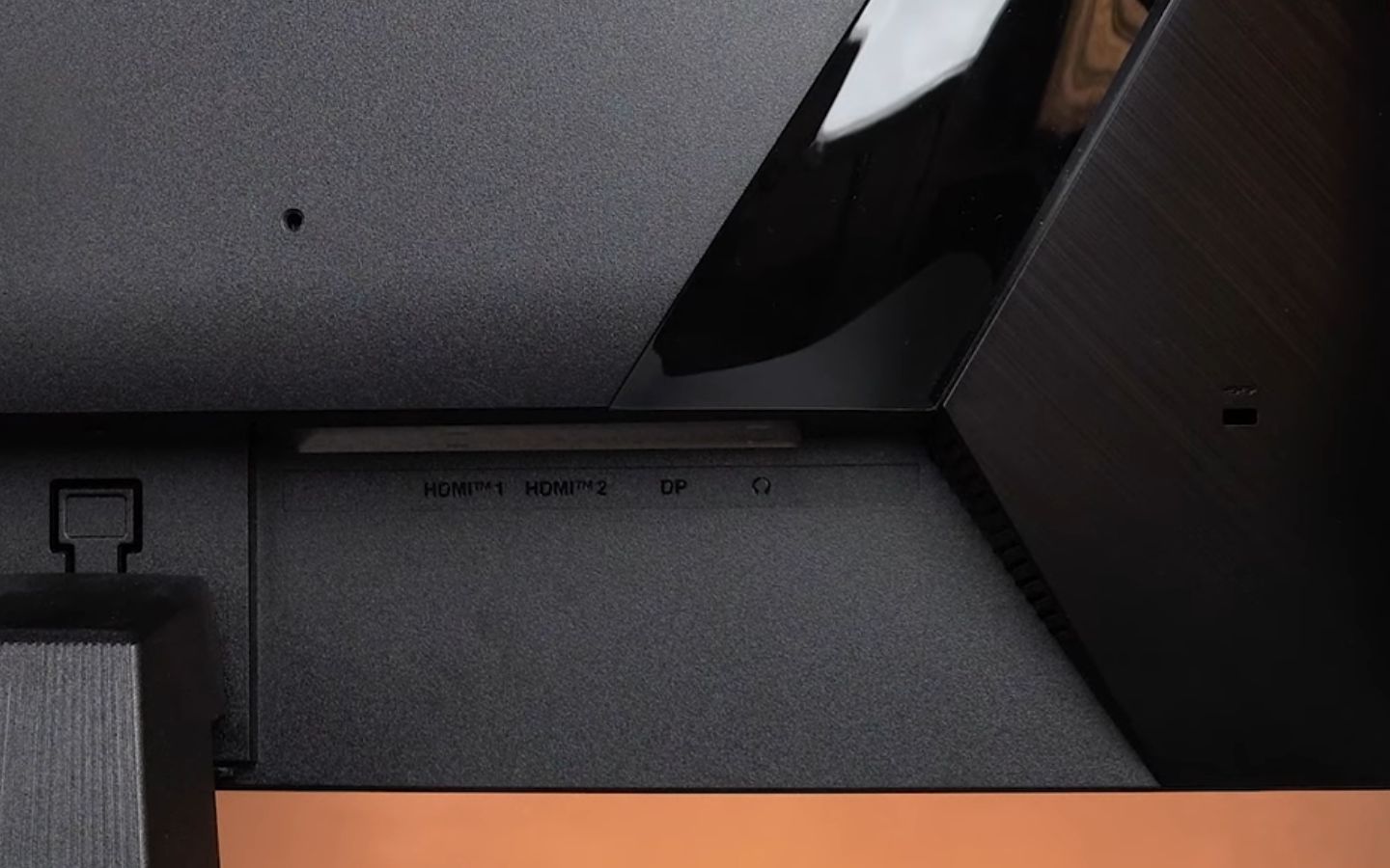 Đánh giá màn hình MSI G255F: Màn hình gaming 180Hz đáng mua dưới 3 triệu đồng 6 Màn hình MSI G255F cung cấp 2 cổng HDMI 2.0b và 1 cổng DisplayPort 1.2a, đủ để kết nối đồng thời PC, laptop