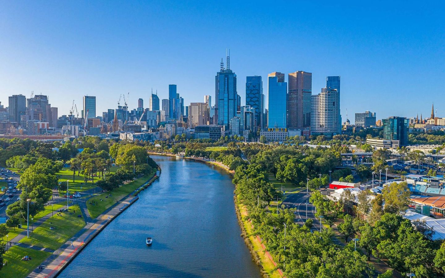 Thành phố bên sông với skyline hiện đại dưới trời xanh