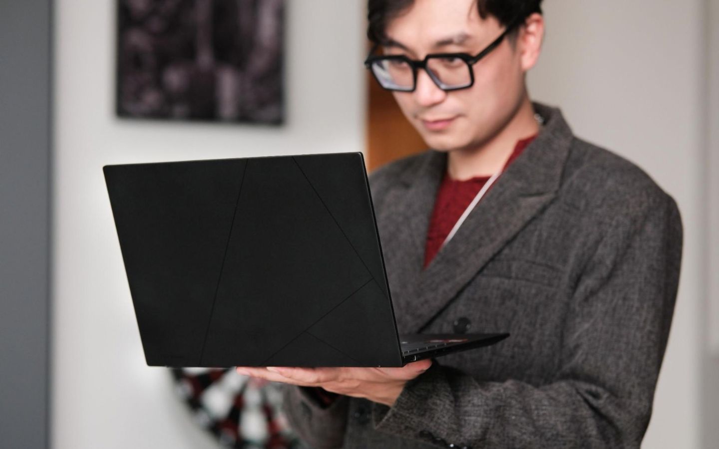 Zenbook 14 (UM3406GA) - Laptop AI cao cấp với thiết kế siêu mỏng nhẹ và màn hình Lumina OLED.