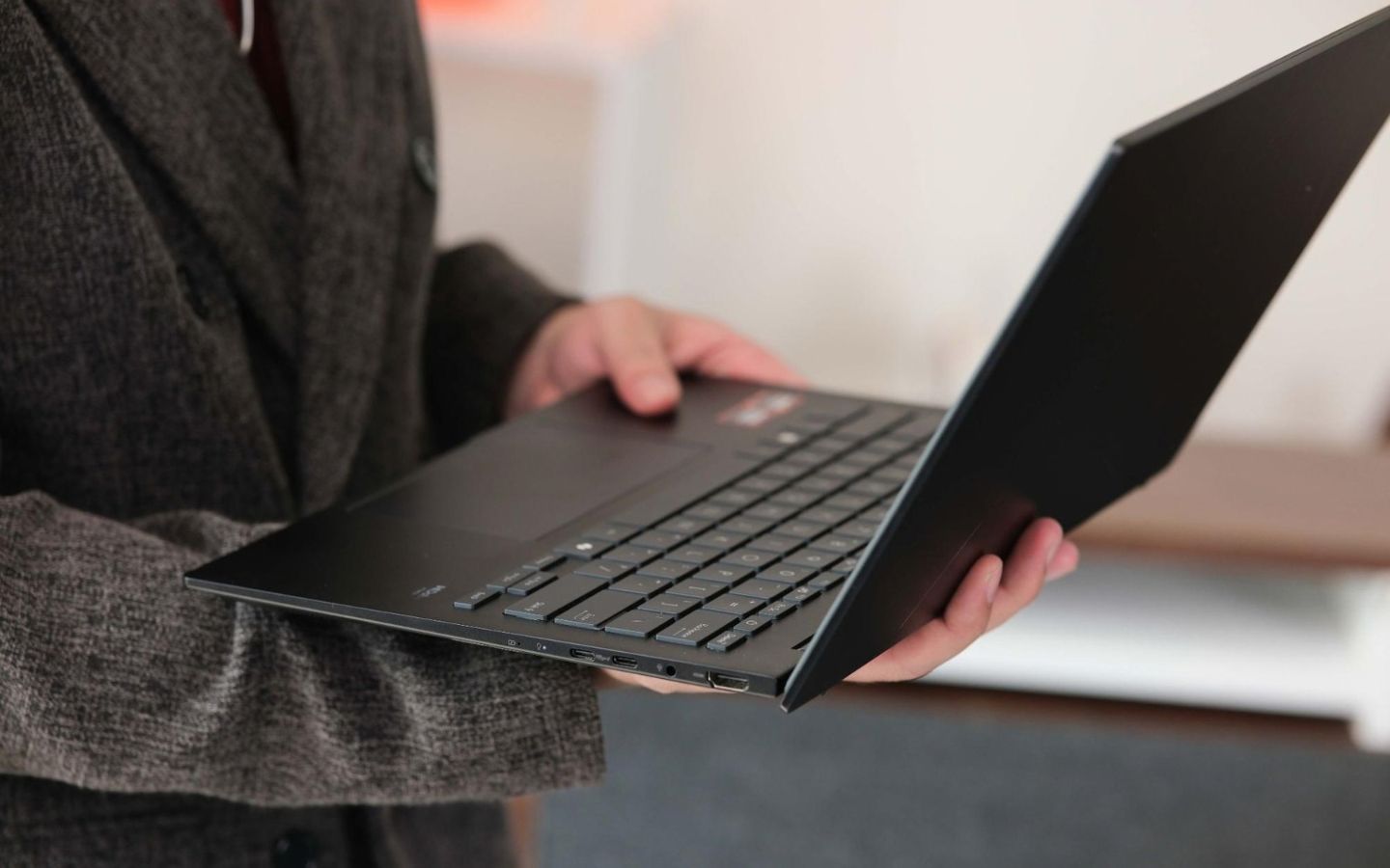 Trong năm 2026, những mẫu laptop OLED mỏng nhẹ, pin lâu, tích hợp AI được người dùng quan tâm.