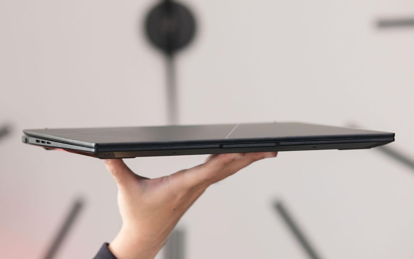 ASUS Zenbook 14 (UM3406GA) - Một mẫu laptop AI mỏng nhẹ với trọng lượng chỉ 1,2Kg.