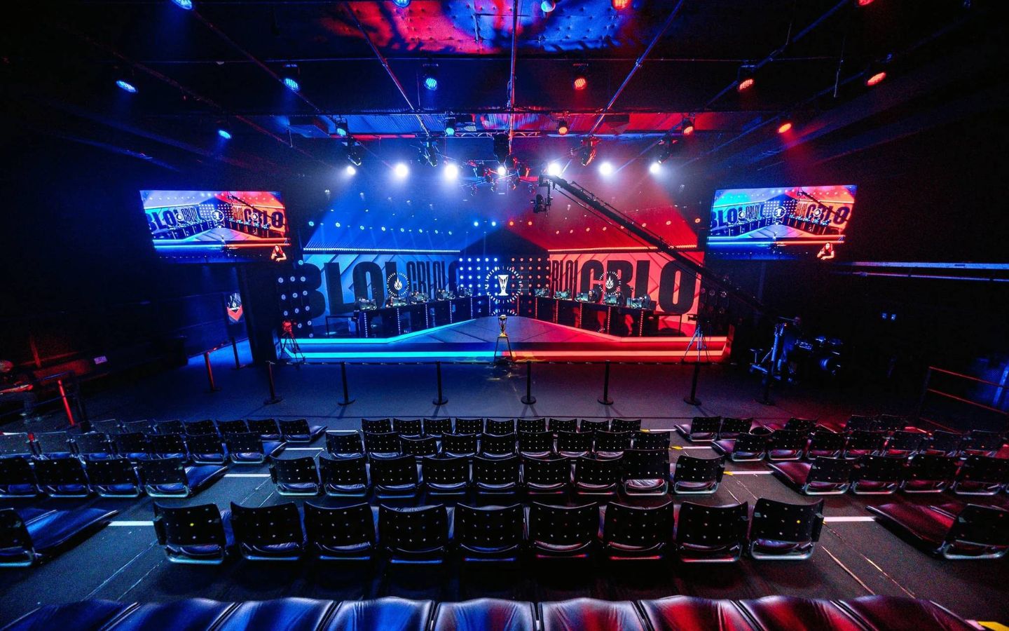 Bạn có thể theo dõi các trận đấu qua kênh YouTube: LoL Esports VN