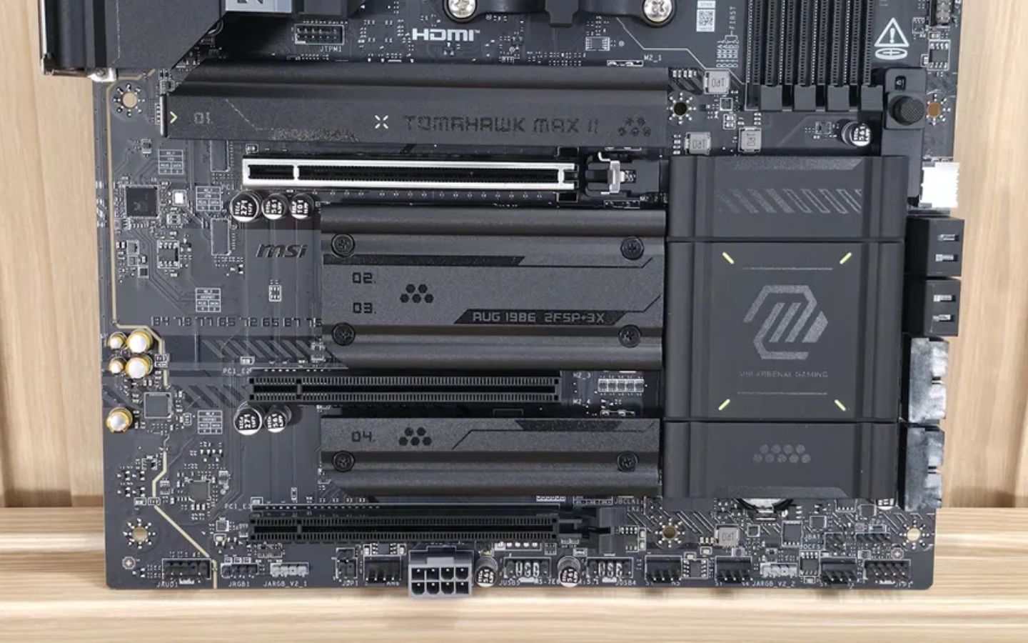 MSI MAG B850 Tomahawk Max Wifi II: Nâng cấp toàn diện cho phân khúc tầm trung 3 Sản phẩm hỗ trợ RAM DDR5 với bốn khe DIMM, đạt tốc độ lên đến DDR5-8400(OC) và dung lượng tối đa 256GB.