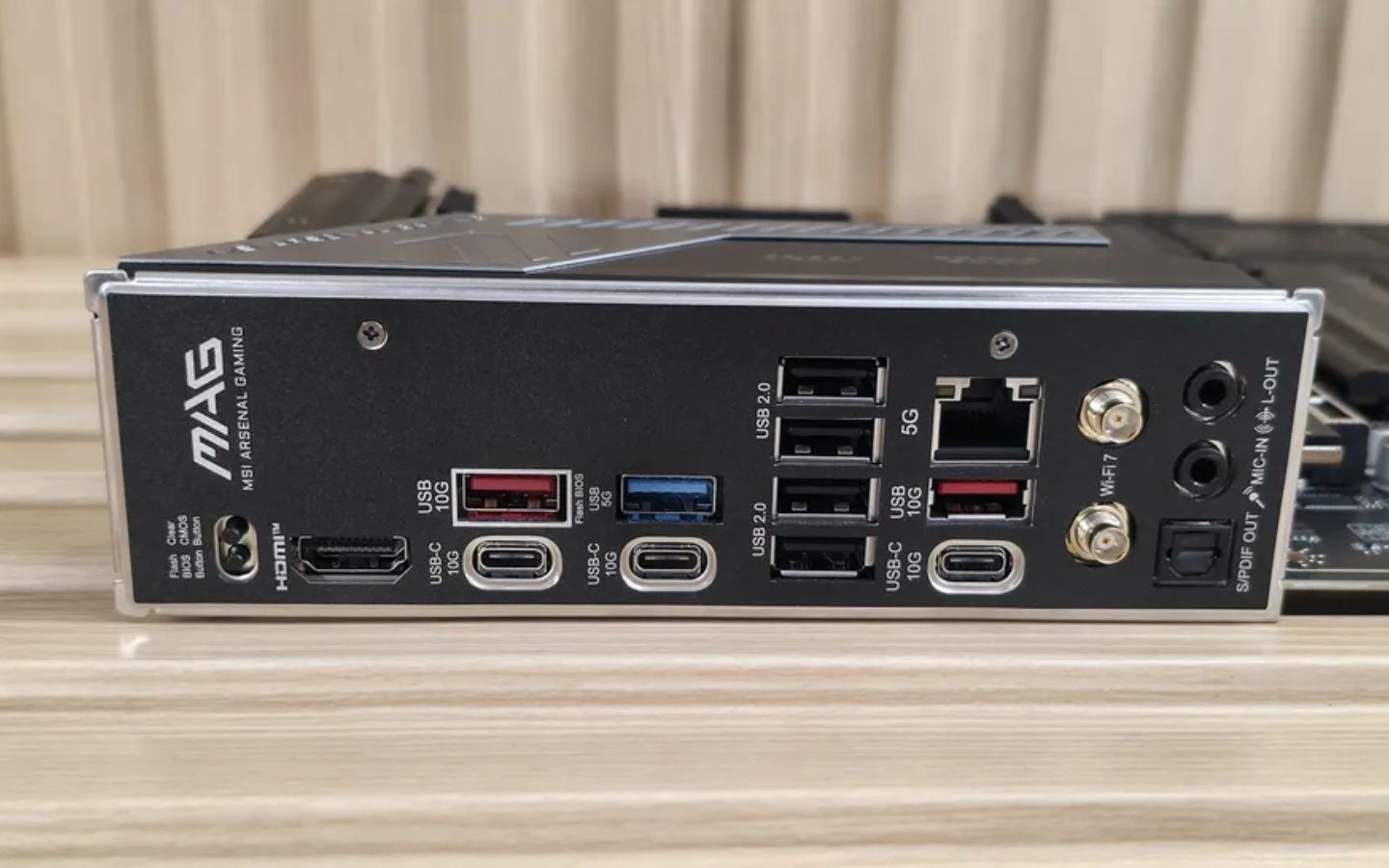 MSI MAG B850 Tomahawk Max Wifi II: Nâng cấp toàn diện cho phân khúc tầm trung 5 Hệ thống âm thanh phía sau bao gồm hai cổng 3.5mm và một cổng SPDIF Out