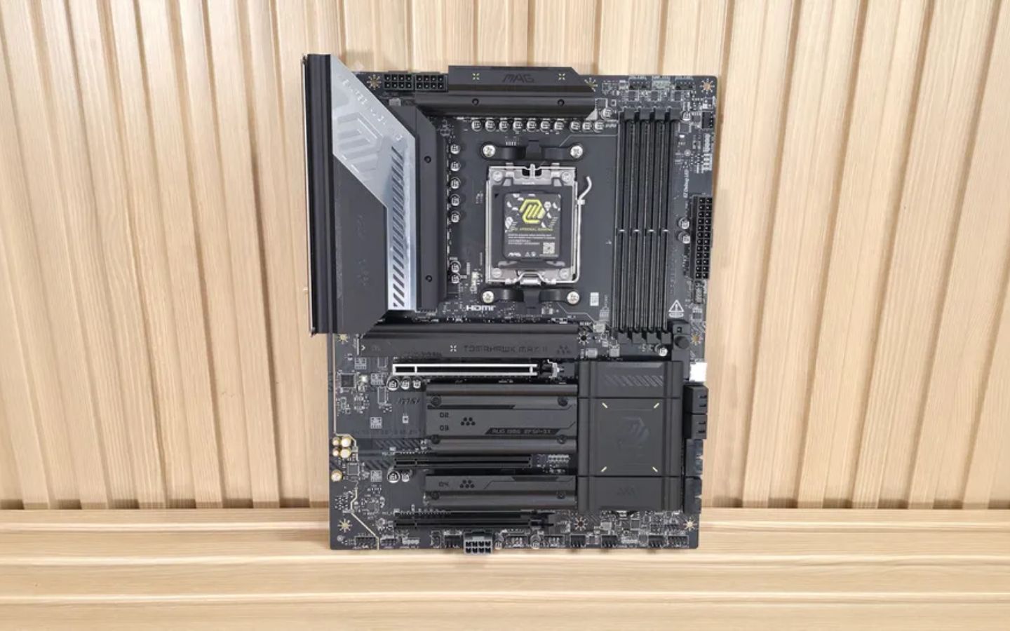 MSI MAG B850 Tomahawk Max Wifi II: Nâng cấp toàn diện cho phân khúc tầm trung 1 MSI MAG B850 Tomahawk Max Wifi II được bổ sung thêm không gian lưu trữ M.2