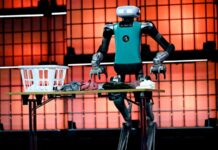 Robot giá rẻ đang dần thay đổi lực lượng lao động nhà máy toàn cầu Robot hình người Digit, với sự chính xác và bền bỉ, đang thực hiện các nhiệm vụ lặp đi lặp lại vốn dành cho con người