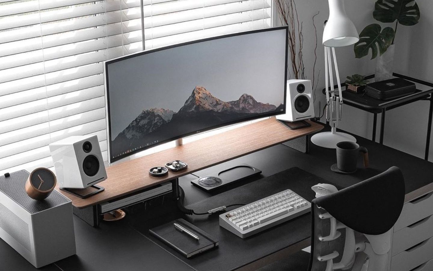 70+ Ý tưởng setup góc làm việc tối giản, đẹp mắt 9 Setup bàn làm việc minimal cho dân IT/gaming