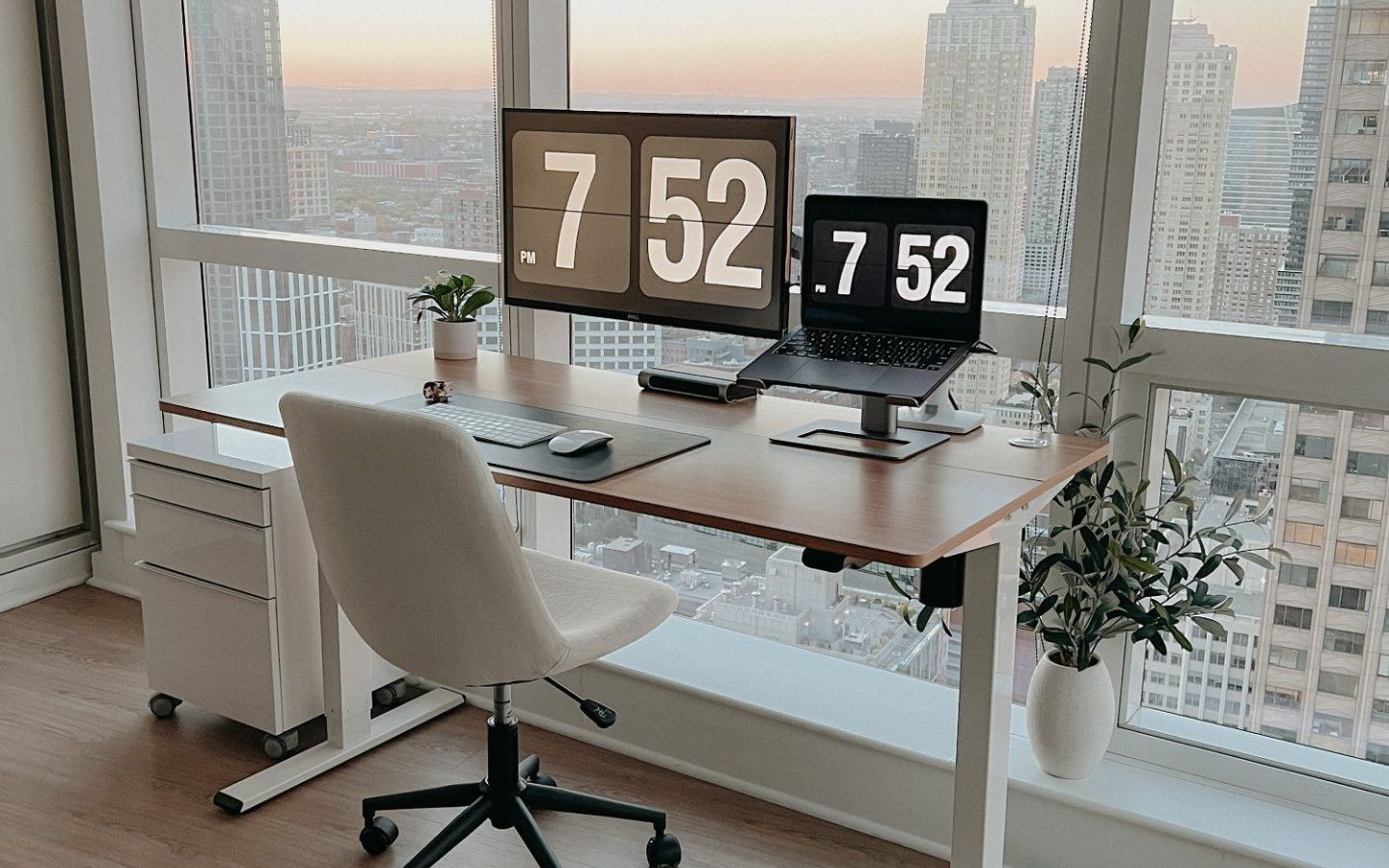 70+ Ý tưởng setup góc làm việc tối giản, đẹp mắt 12 Không gian làm việc bên cửa sổ với ánh sáng tự nhiên, giúp tăng cảm hứng và tập trung
