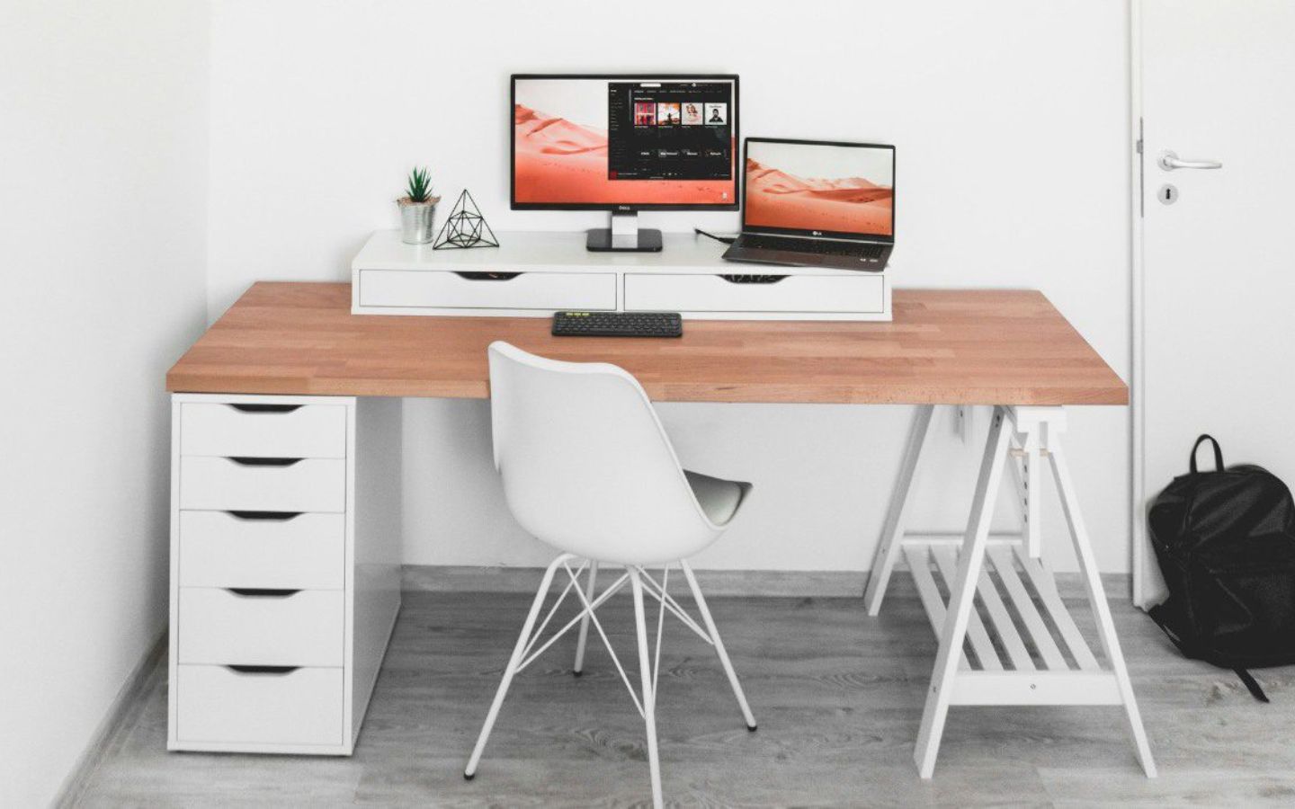 70+ Ý tưởng setup góc làm việc tối giản, đẹp mắt 13 Setup tối giản gọn gàng, kết hợp bàn gỗ và tông trắng tạo cảm giác sạch sẽ, hiện đại
