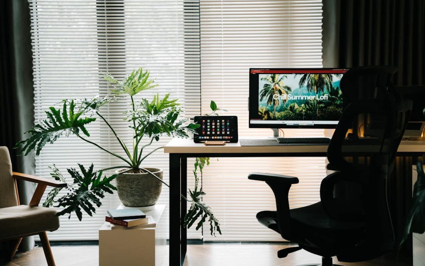 70+ Ý tưởng setup góc làm việc tối giản, đẹp mắt 14 Góc làm việc chill với cây xanh và ánh sáng nhẹ
