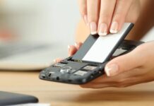 EU bắt buộc điện thoại phải tháo rời pin từ năm 2027 EU bắt buộc điện thoại phải tháo rời pin từ năm 2027