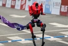 Robot Trung Quốc vượt kỷ lục chạy bán marathon của con người Robot chiến thắng được phát triển bởi Honor