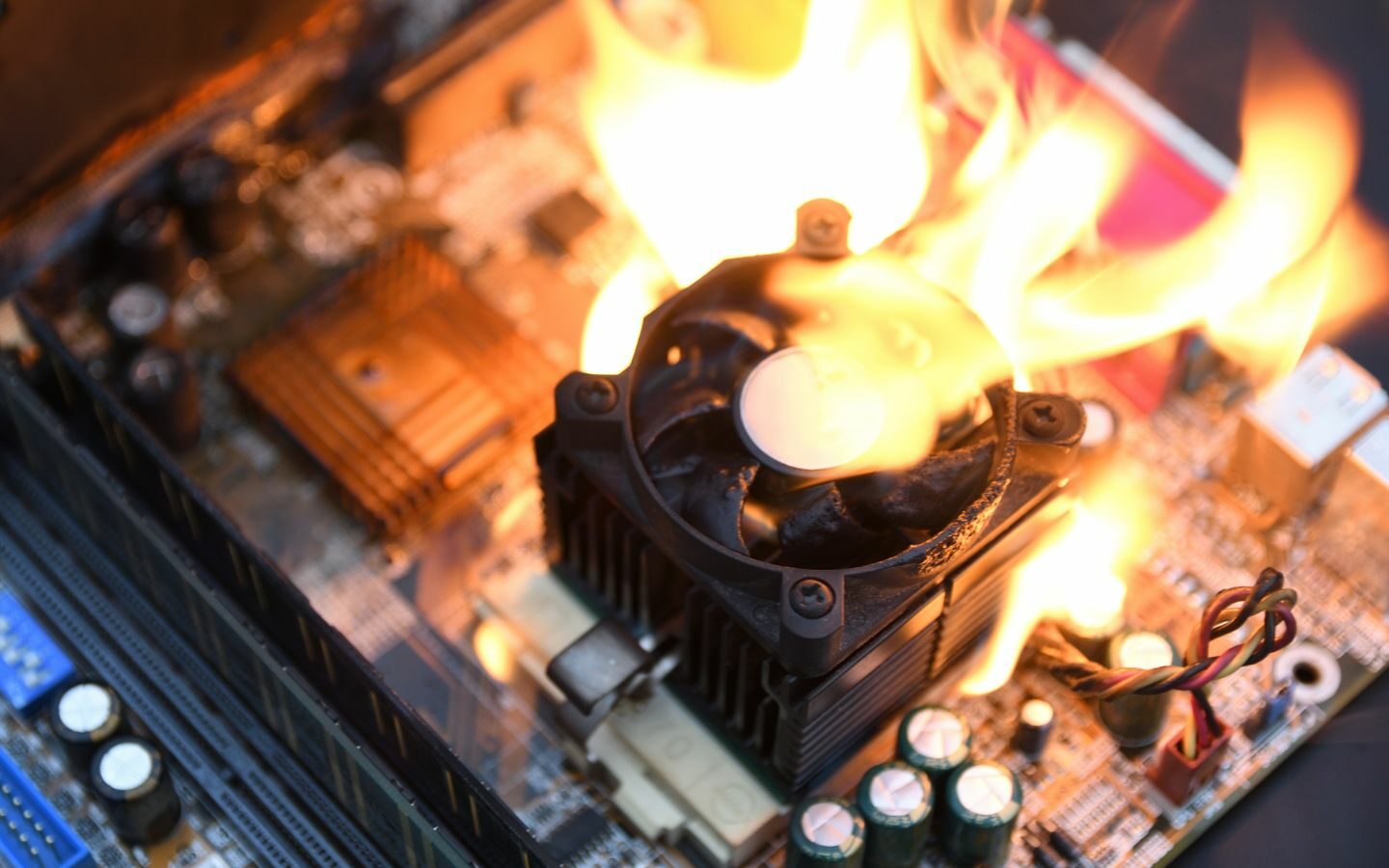 Cháy CPU là gì chính là tình trạng bộ vi xử lý bị hỏng vĩnh viễn do quá nhiệt hoặc chập điện