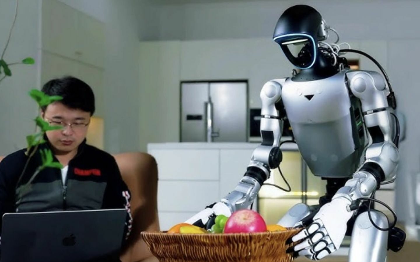 Robot được đào tạo nhiều ngành nghề như giúp việc nhà, biểu diễn, hái trái cây,...