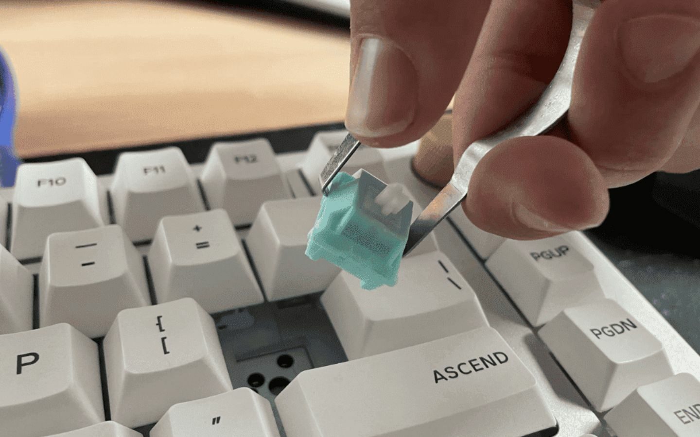Tiến hành tháo keycap của bàn phím