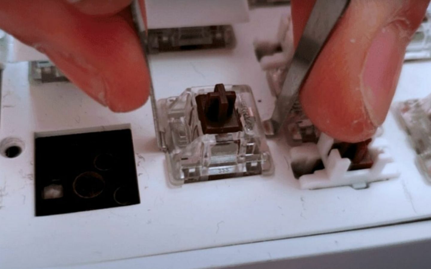 Sử dụng switch puller để tháo switch cũ