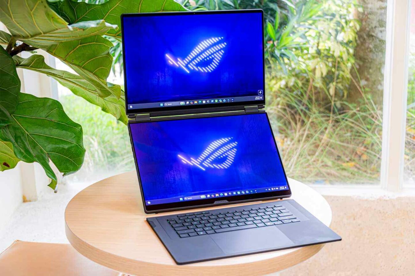 Laptop gaming màn hình kép mở ra trải nghiệm đa nhiệm mới