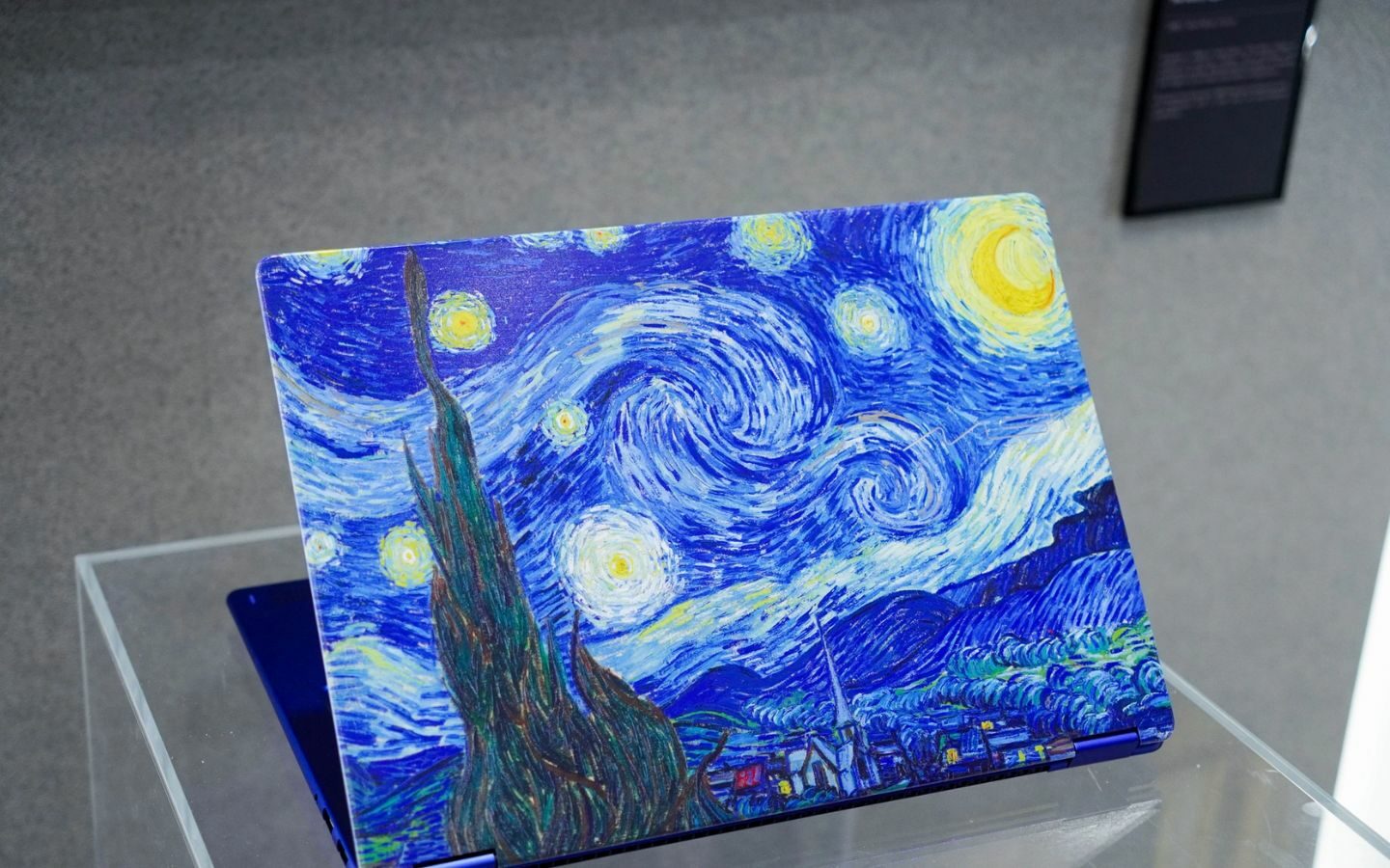 COMPUTEX 2026: MSI ra mắt laptop AI phiên bản Van Gogh, mặt lưng tái hiện tranh sơn dầu nổi 1 msi ra mat laptop ai phien ban van gogh 1