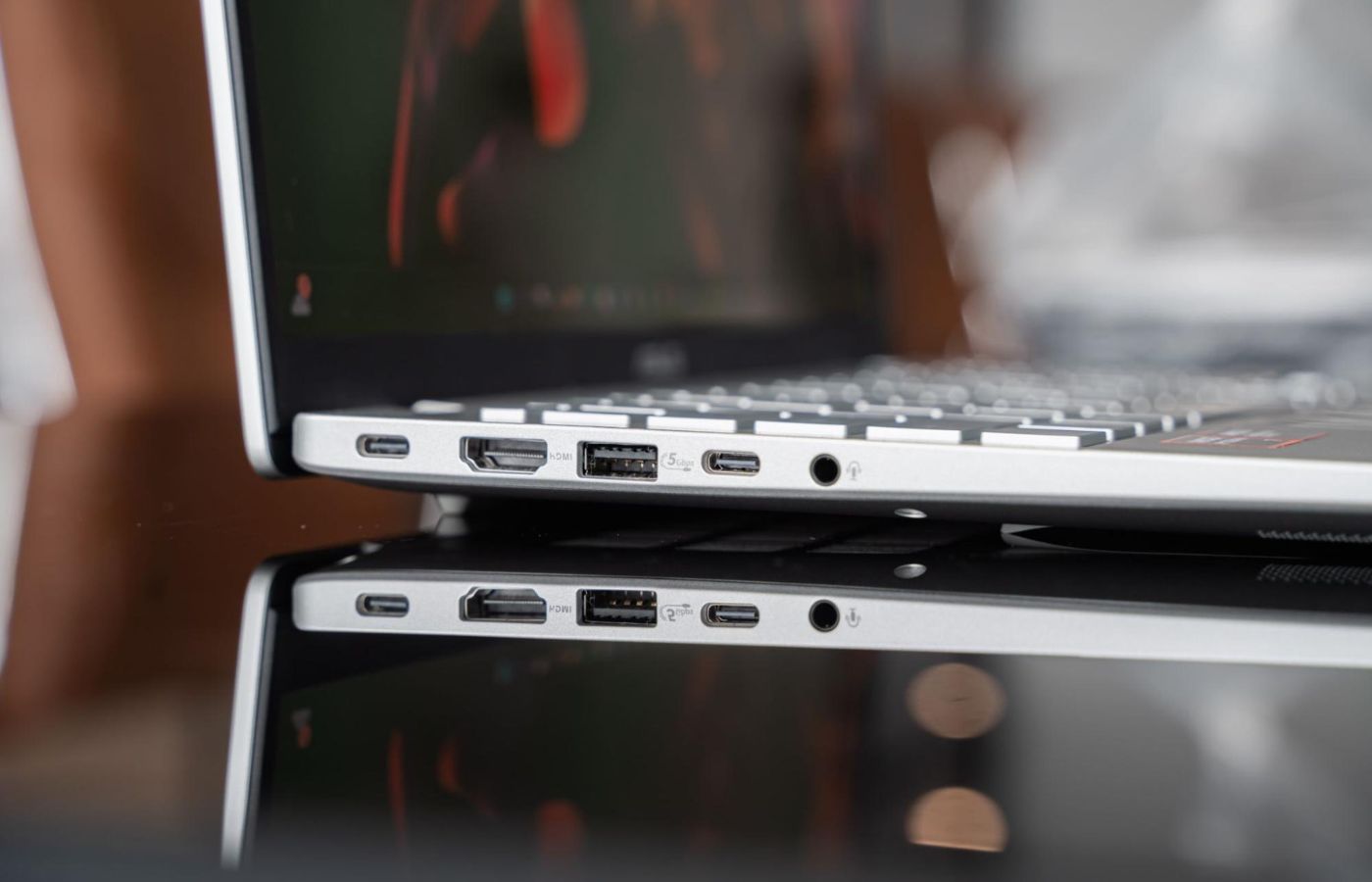 Cần có tối thiểu một cổng USB-A, một cổng USB-C hỗ trợ xuất hình và khe đọc thẻ nhớ 