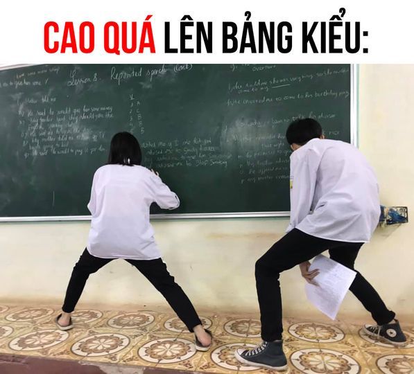 Cao quá nên lên bảng cũng phải kiễng chân