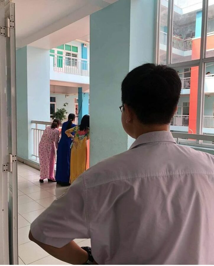 Đứng ngoài hành lang hóng chuyện còn vui hơn vào lớp